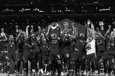 客战塞尔塔戴帽，莱万巴萨生涯第4次上演帽子戏法